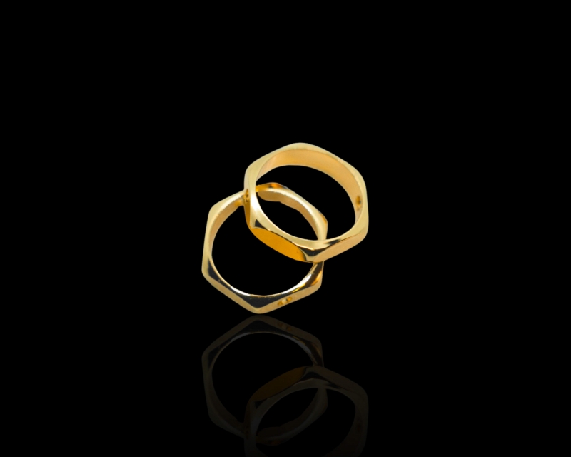 Кольцо шестиугольное с двумя маленькими отверстиями; цвет золото, 8мм